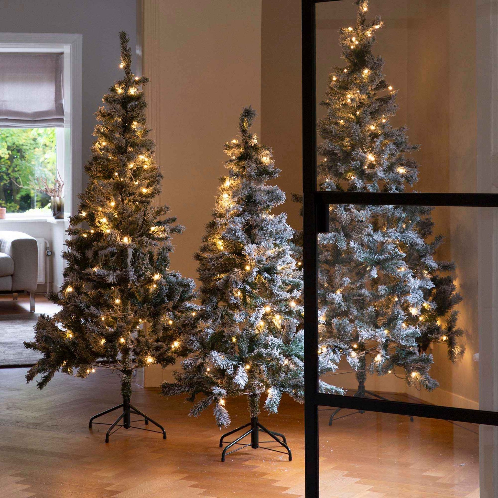 Künstlicher Weihnachtsbaum 'Millington grün gefrostet' inkl. LED-Beleuchtung - Weihnachtskollektion